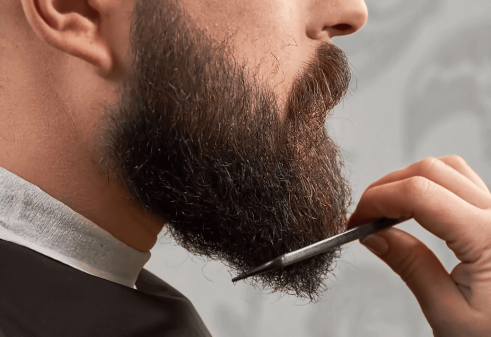 Comment lisser votre barbe bouclée